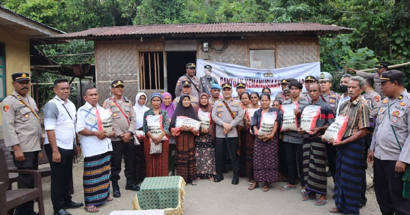 Peduli Kemanusiaan, Kapolres Ende Salurkan Bantuan Beras dari Kapolri untuk Warga yang Kurang Mampu