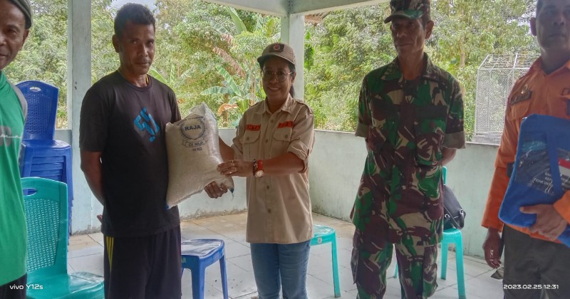 BPBD Ende Serahkan Bantuan Sembako untuk Masyarakat yang Terendam Banjir