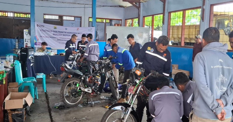 PLN Bersama Siswa SMK Aloisius Ruteng di Manggarai Luncurkan Kendaraan Listrik Hasil Konversi