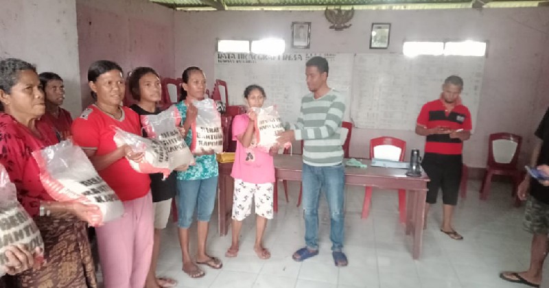 Kapolsek Wewaria Salurkan Bantuan Beras dari Kapolri kepada Masyarakat Desa Numba