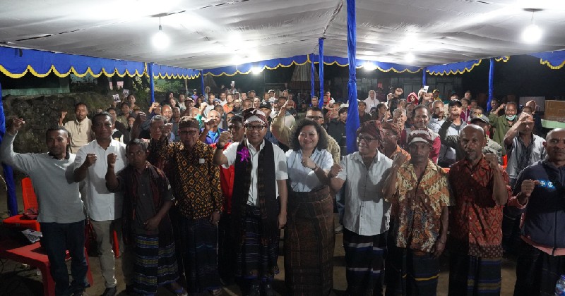 Kunjungi Tanah Kelahiran, Ansy Lema Disambut Antusias oleh Pemuda dan Orang Tua