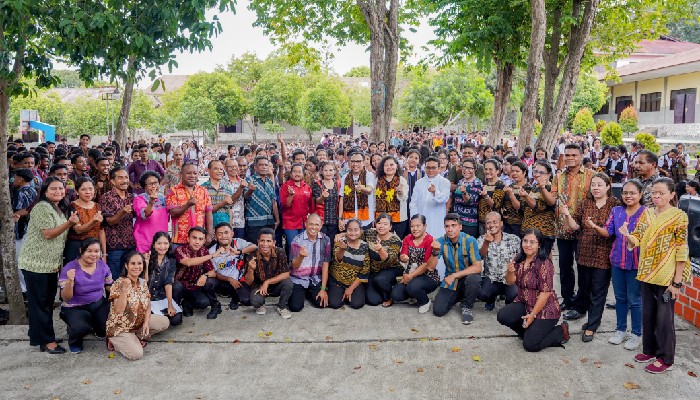 Kangen dengan Almamaternya, Ansy Lema Kunjungi SMAK Syuradikara Ende